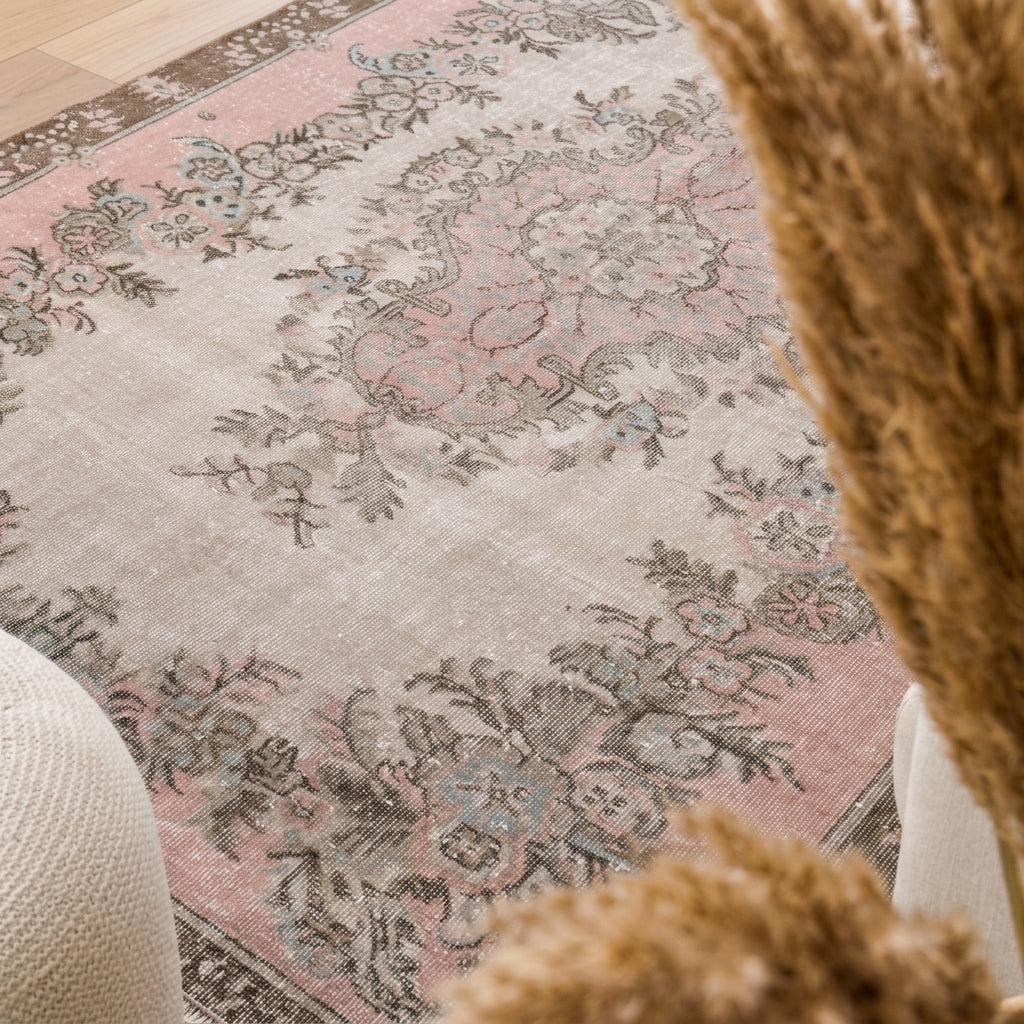 Oriental pattern on the Nausolyra vintage area rug – handmade in Anatolia, Turkey