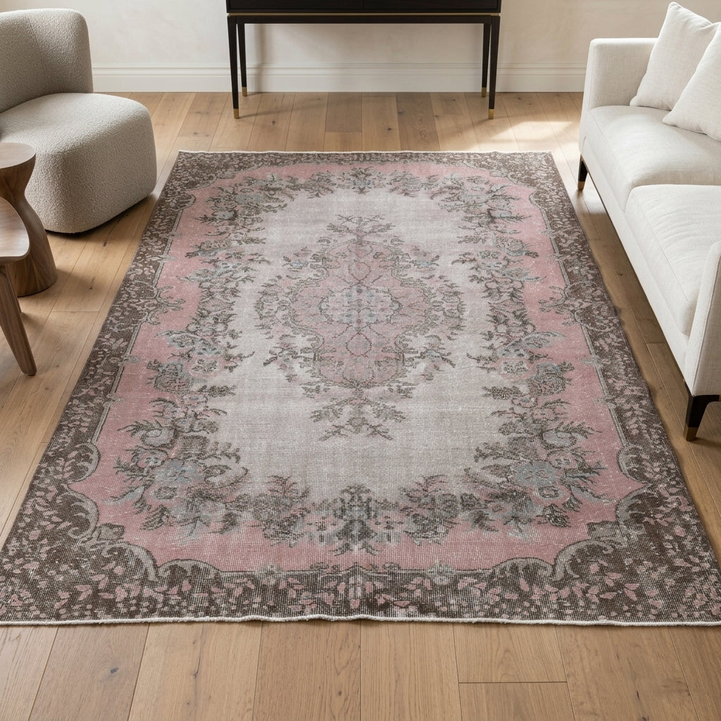 Oriental pattern on the Nausolyra vintage area rug – handmade in Anatolia, Turkey