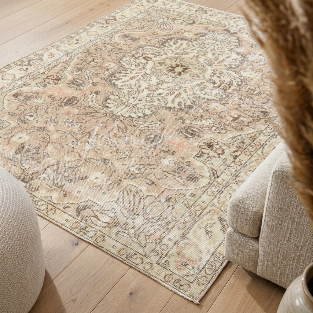 Oriental pattern on the Oykumelek vintage area rug – handmade in Anatolia, Turkey