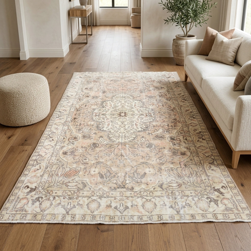 Oriental pattern on the Oykumelek vintage area rug – handmade in Anatolia, Turkey