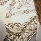 Medallion pattern on the Ihlamursema vintage area rug – handmade in Anatolia, Turkey