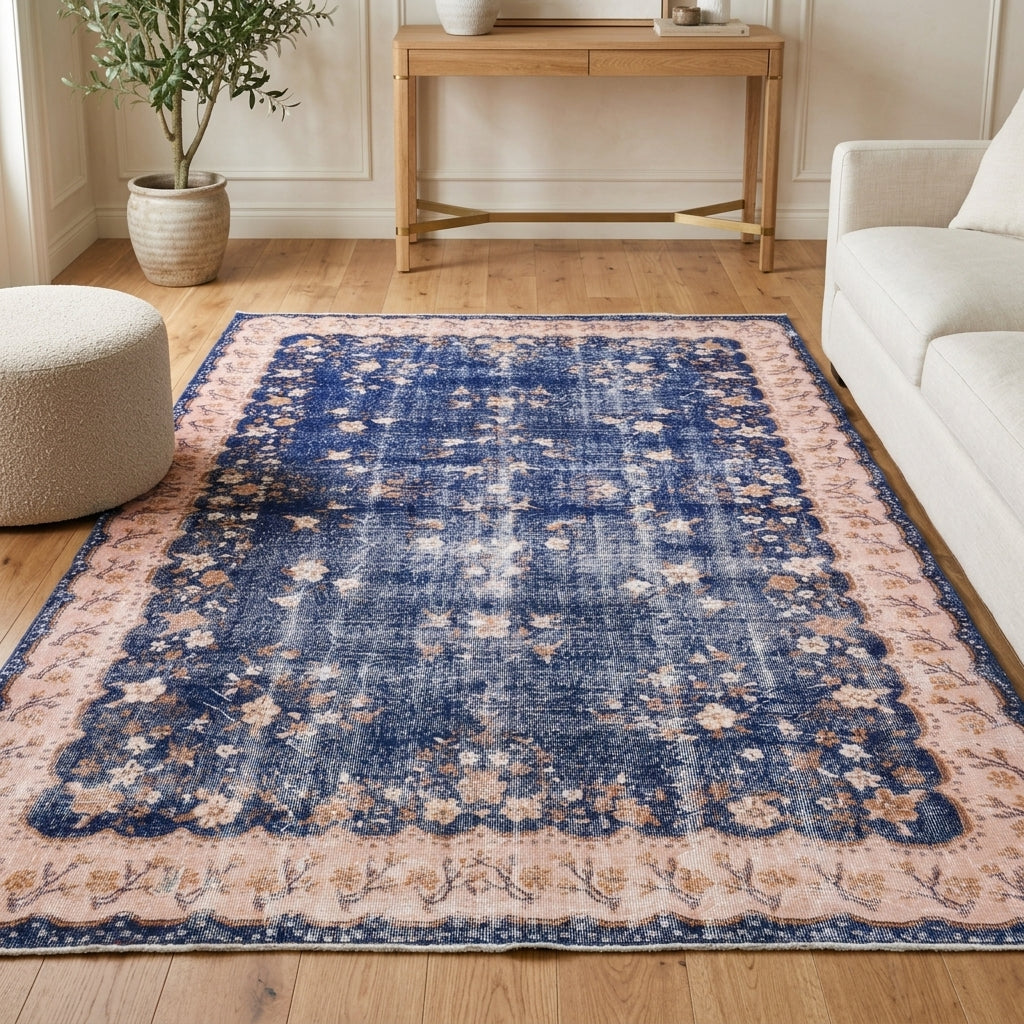 Floral pattern on the Papatyasu vintage area rug – handmade in Anatolia, Turkey