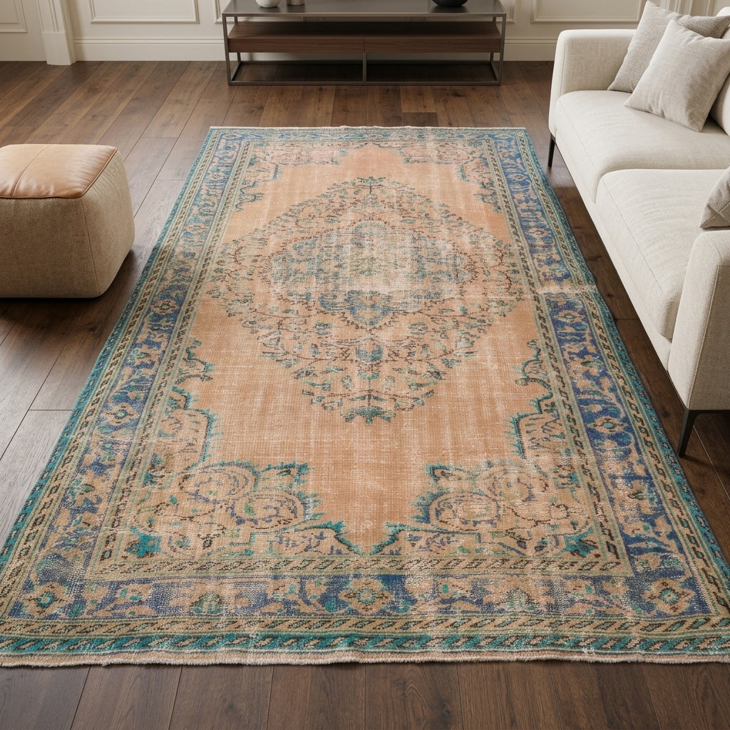 Oriental pattern on the Nihanruh vintage area rug – handmade in Anatolia, Turkey