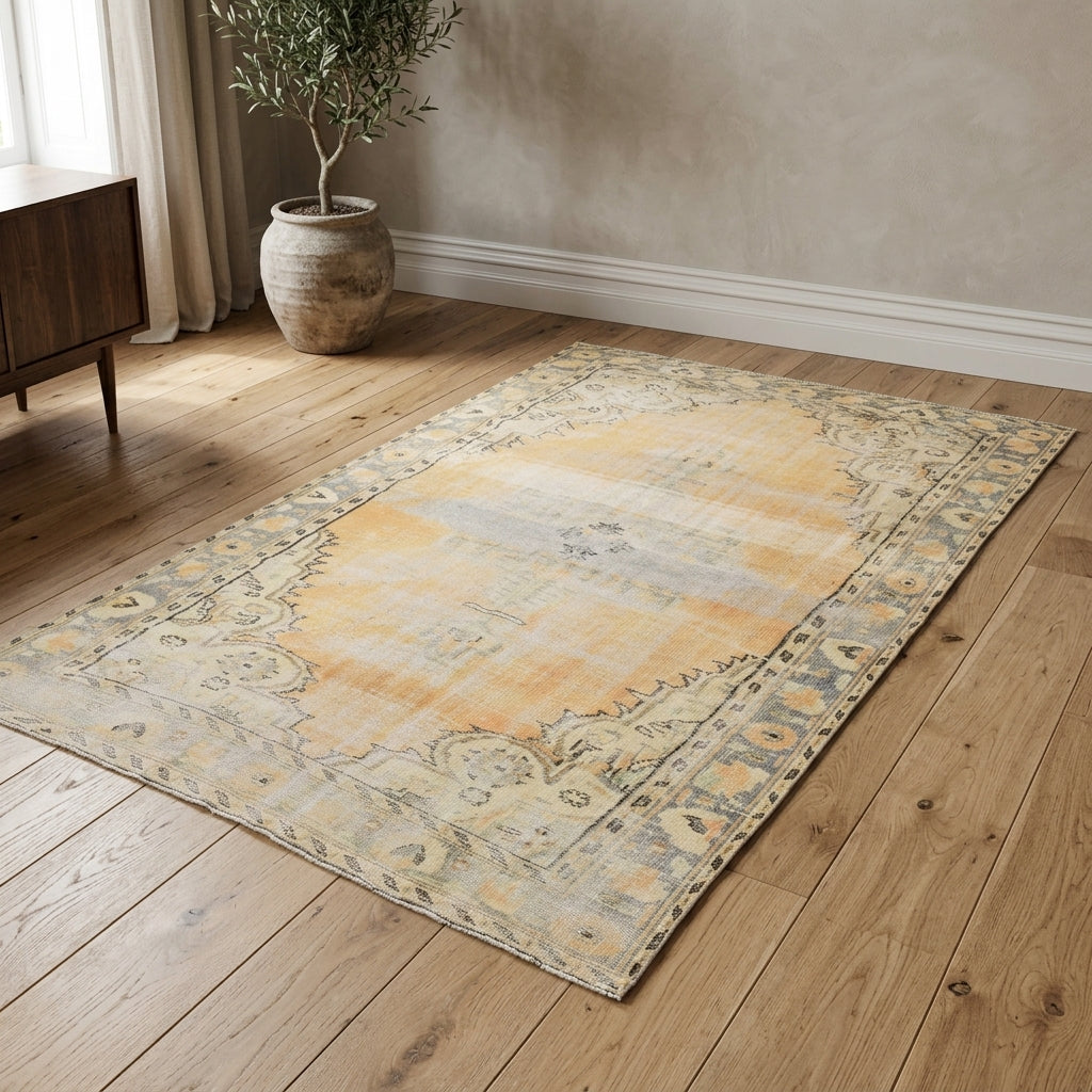 Oriental pattern on the Reyhanter vintage area rug – handmade in Anatolia, Turkey