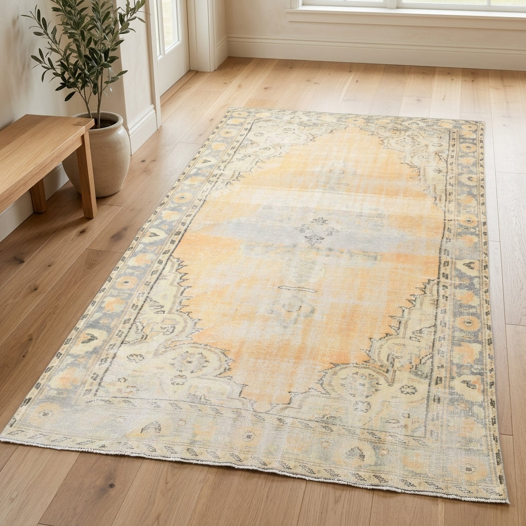 Oriental pattern on the Reyhanter vintage area rug – handmade in Anatolia, Turkey