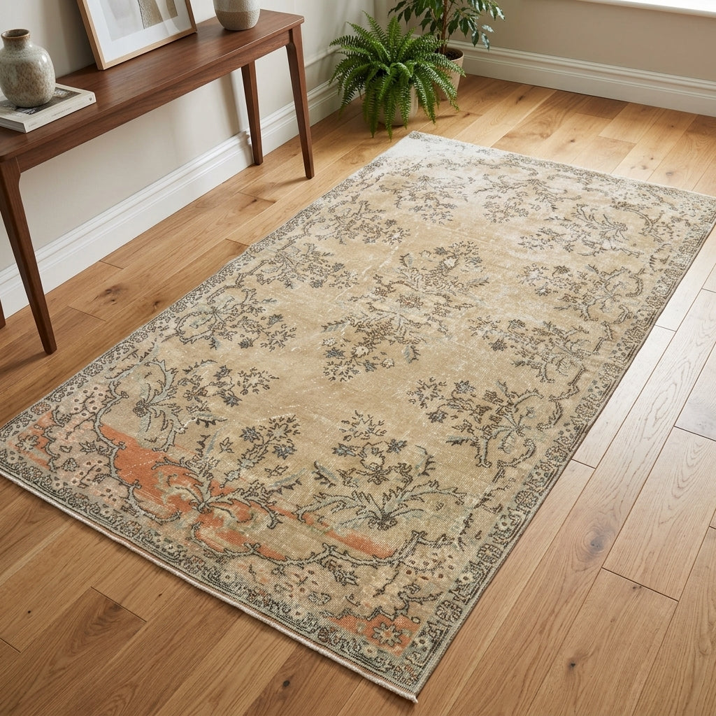 Oriental pattern on the Reyhanisin vintage area rug – handmade in Anatolia, Turkey