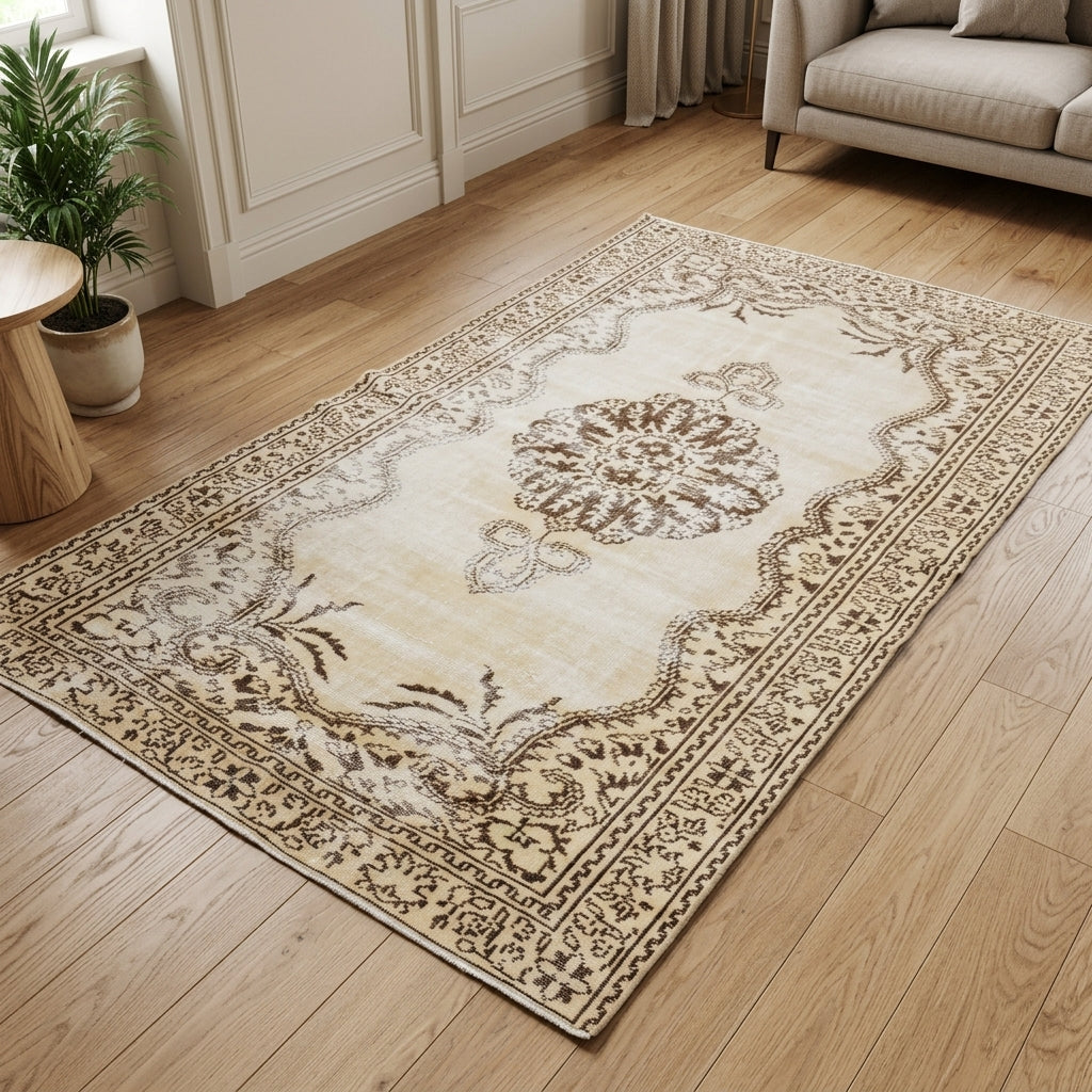 Oriental pattern on the Ruhtac vintage area rug – handmade in Anatolia, Turkey