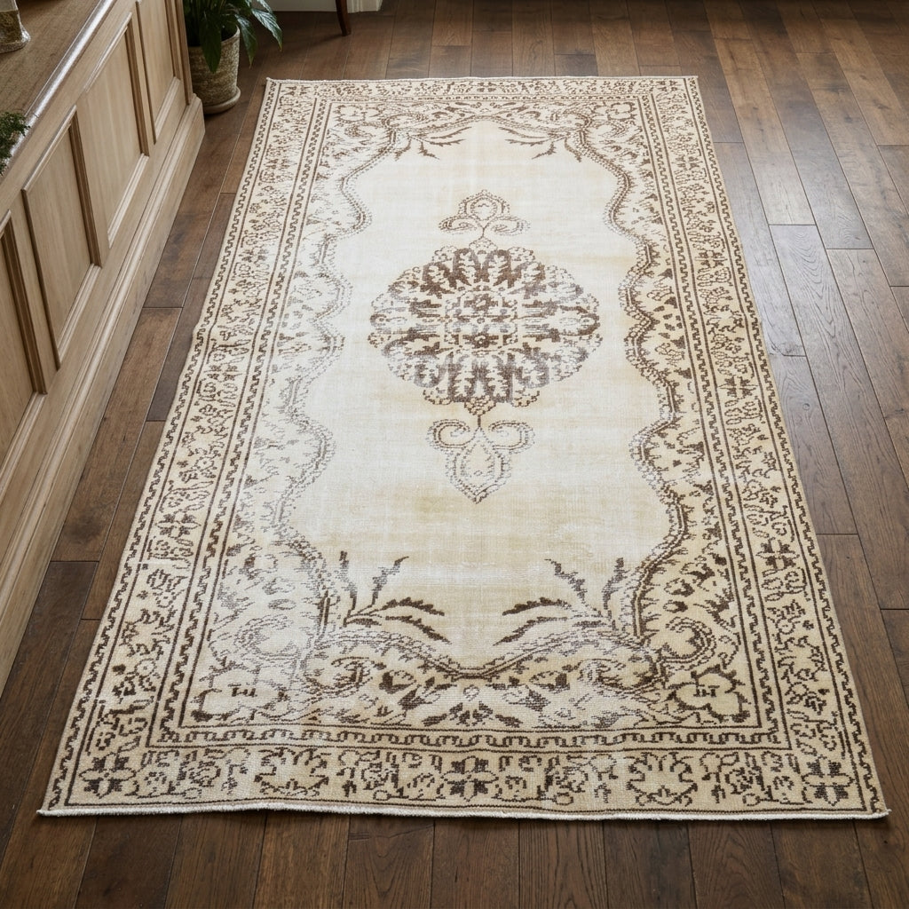 Oriental pattern on the Ruhtac vintage area rug – handmade in Anatolia, Turkey