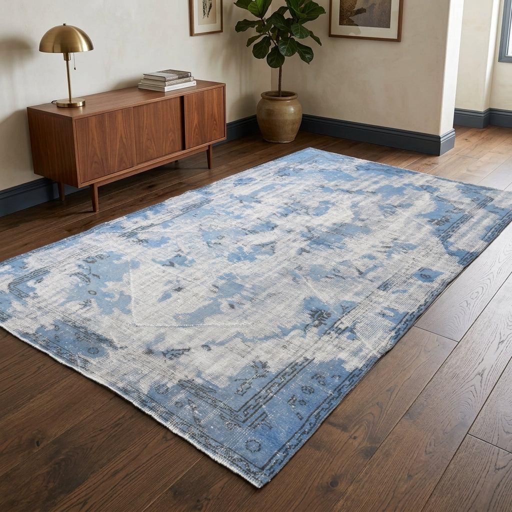 Solid pattern on the Sedanurpare distressed vintage area rug – handmade in Anatolia, Turkey