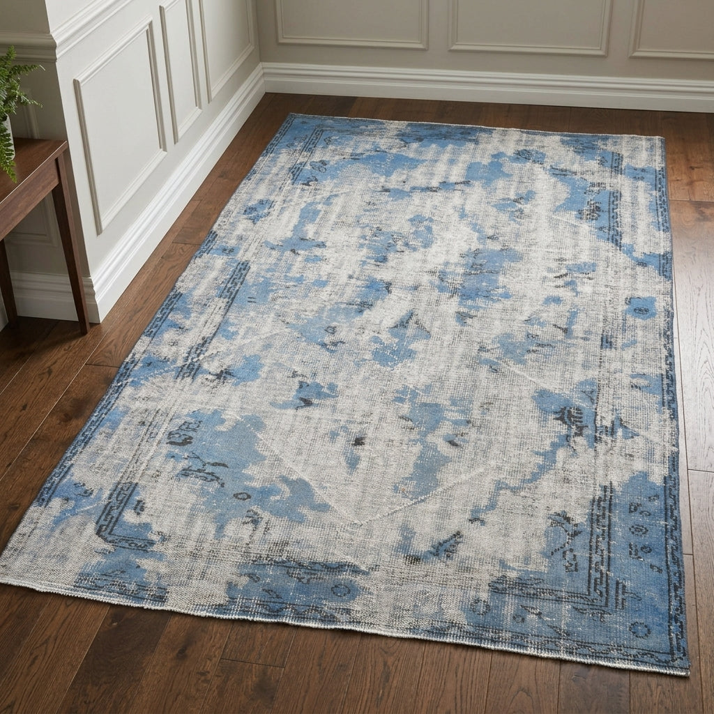 Solid pattern on the Sedanurpare distressed vintage area rug – handmade in Anatolia, Turkey