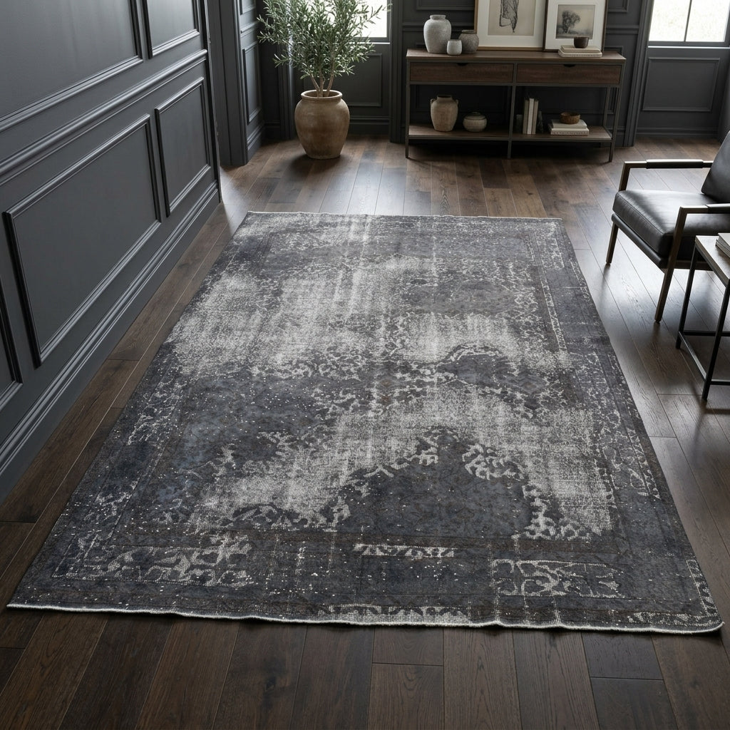 Floral pattern on the Selenbike distressed vintage area rug – handmade in Anatolia, Turkey