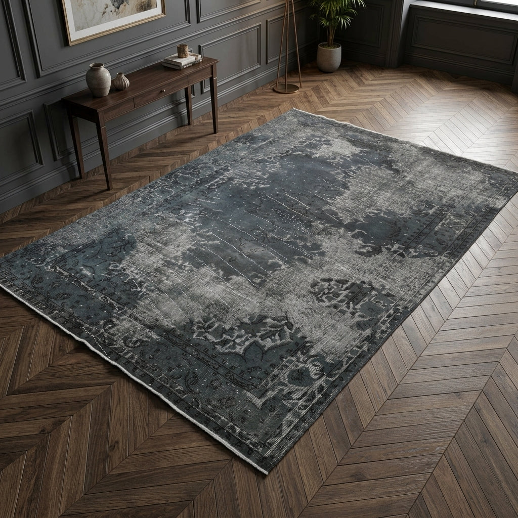 Floral pattern on the Selenbahar vintage area rug – handmade in Anatolia, Turkey