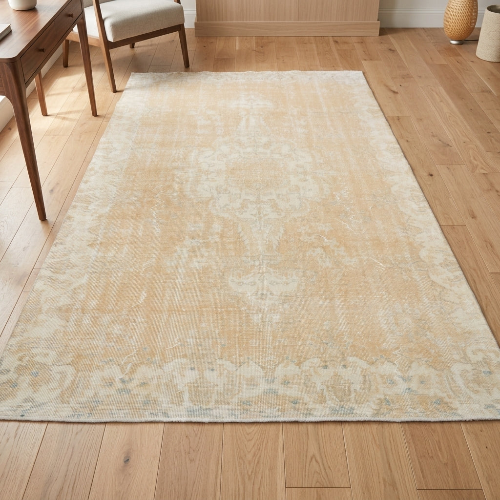 Oriental pattern on the Ruyayar vintage area rug – handmade in Anatolia, Turkey