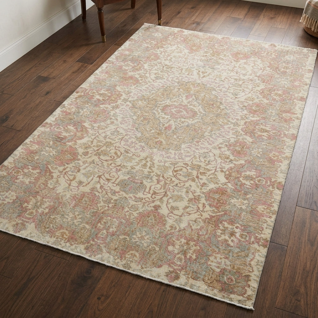 Oriental pattern on the Argyrosthene vintage area rug – handmade in Anatolia, Turkey
