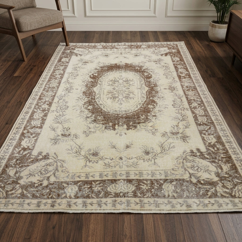 Oriental pattern on the Cleomira vintage area rug – handmade in Anatolia, Turkey
