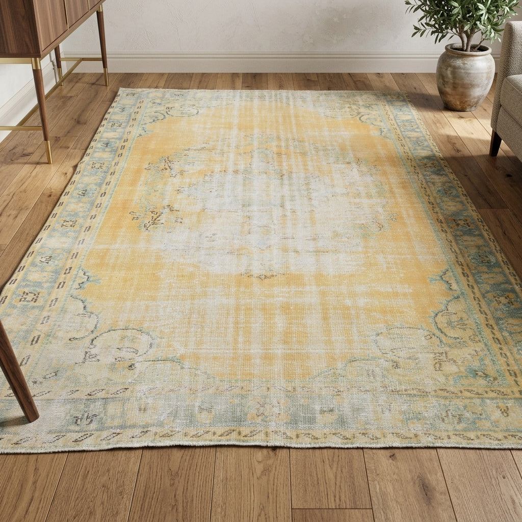 Oriental pattern on the Dilsadgul vintage area rug – handmade in Anatolia, Turkey