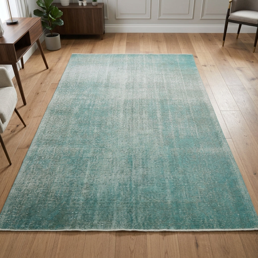 Solid pattern on the Hedaura vintage area rug – handmade in Anatolia, Turkey