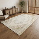 Oriental pattern on the Hosyarnaz vintage area rug – handmade in Anatolia, Turkey