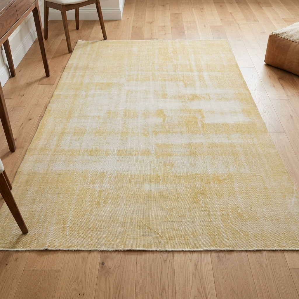 Solid pattern on the Isorhoe vintage area rug – handmade in Anatolia, Turkey