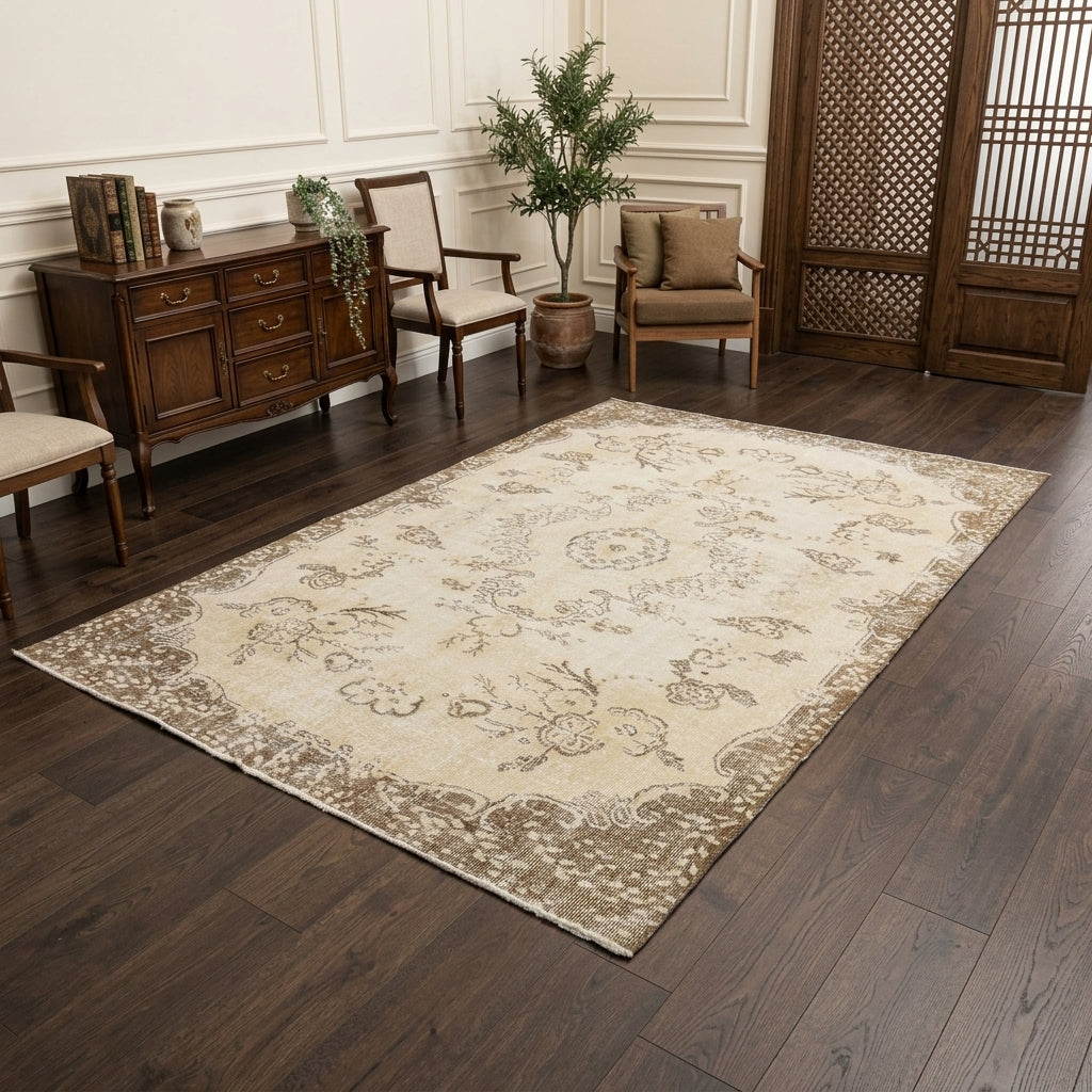Oriental pattern on the Isodike vintage area rug – handmade in Anatolia, Turkey