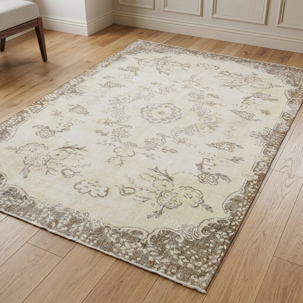 Oriental pattern on the Isodike vintage area rug – handmade in Anatolia, Turkey