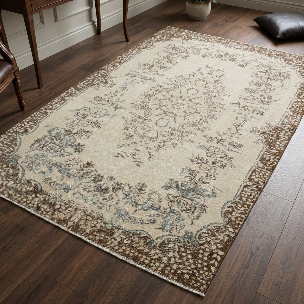 Oriental pattern on the Kirazdeniz vintage area rug – handmade in Anatolia, Turkey