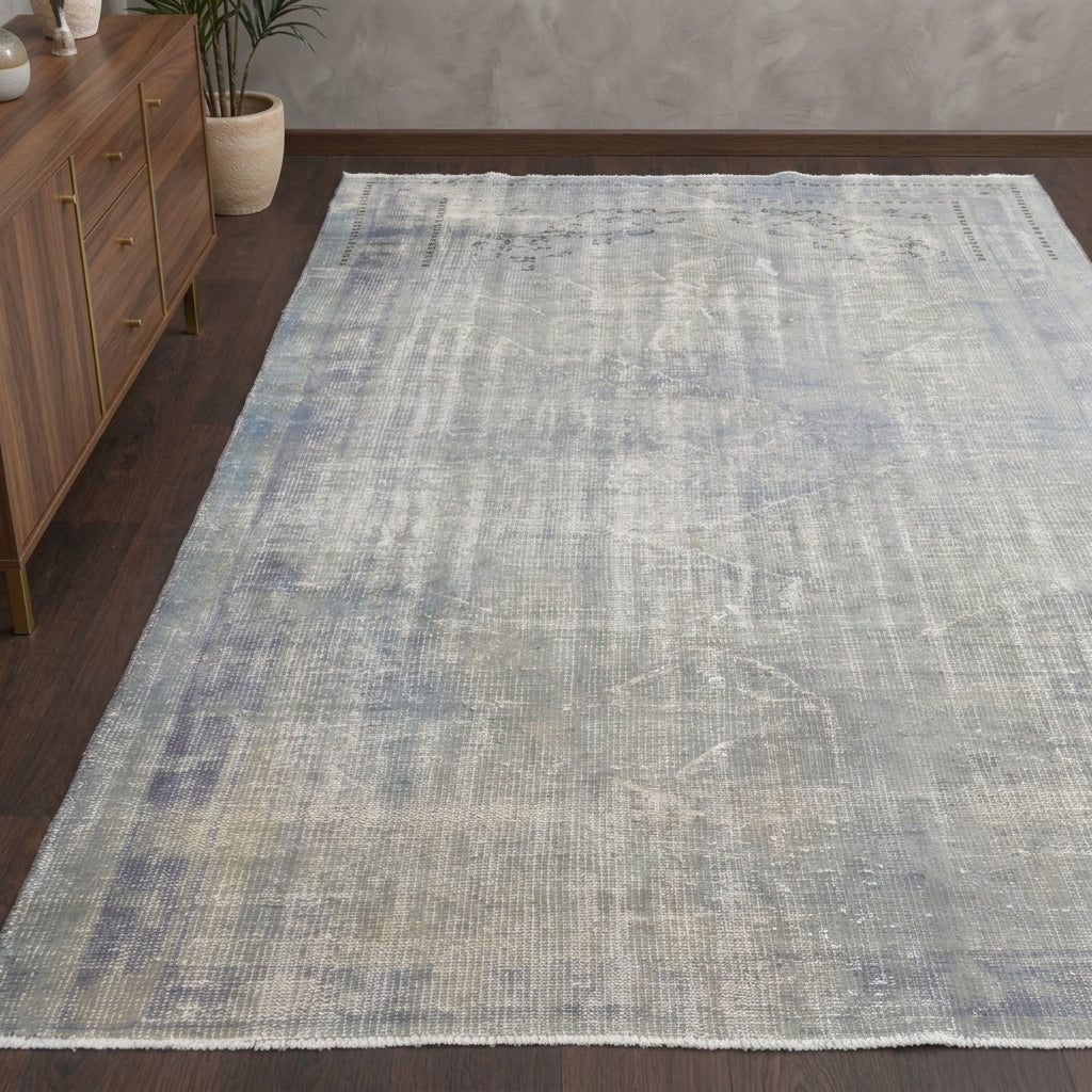 Oriental pattern on the Myrtokleia distressed vintage area rug – handmade in Anatolia, Turkey
