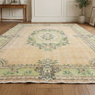 Oriental pattern on the Peykergul 6x9 feet vintage area rug – handmade in Anatolia, Turkey