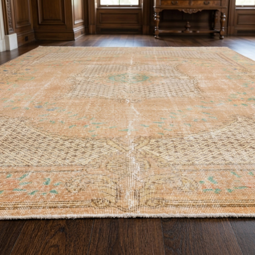 Oriental pattern on the Pinar vintage area rug – handmade in Anatolia, Turkey