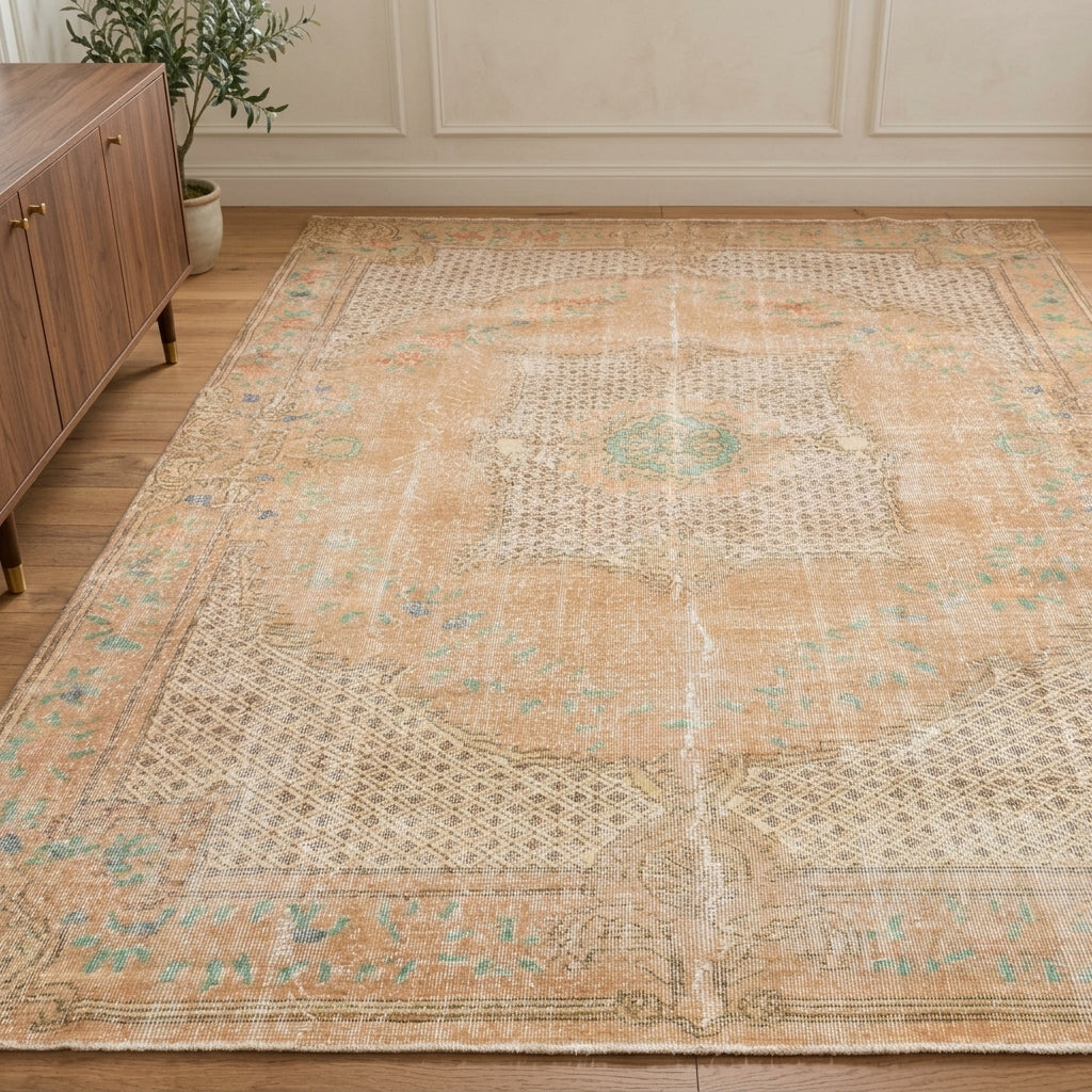 Oriental pattern on the Pinar vintage area rug – handmade in Anatolia, Turkey