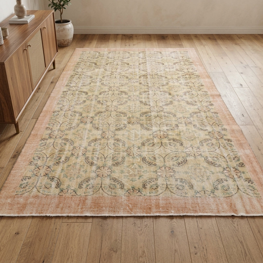 Ikat pattern on the Phyto vintage area rug – handmade in Anatolia, Turkey
