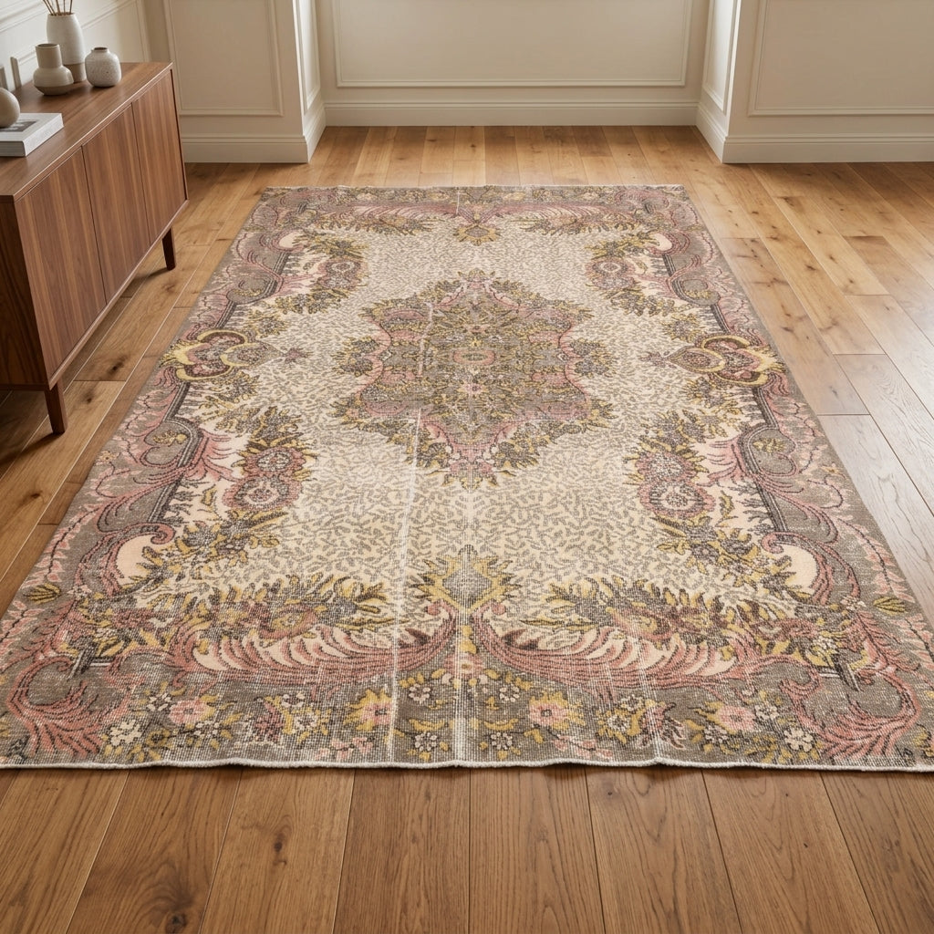 Floral pattern on the Selviruh Secret Ottoman Gardens vintage area rug – handmade in Anatolia, Turkey