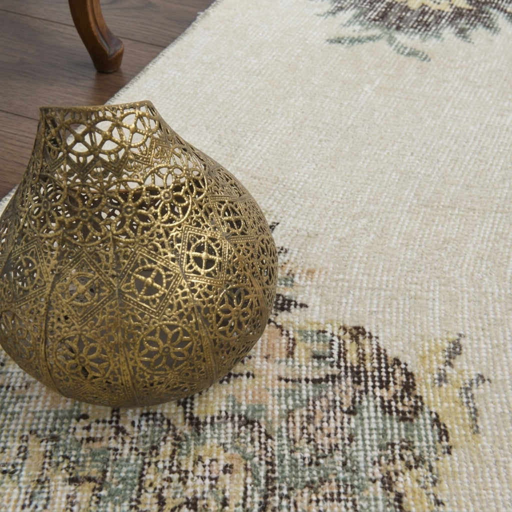 Floral pattern on the Suzansever vintage runner rug – handmade in Anatolia, Turkey