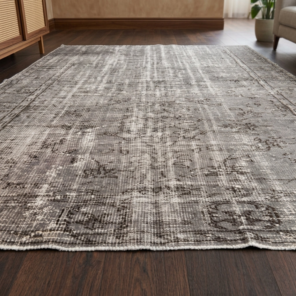 Solid pattern on the Yesimlale distressed vintage area rug – handmade in Anatolia, Turkey