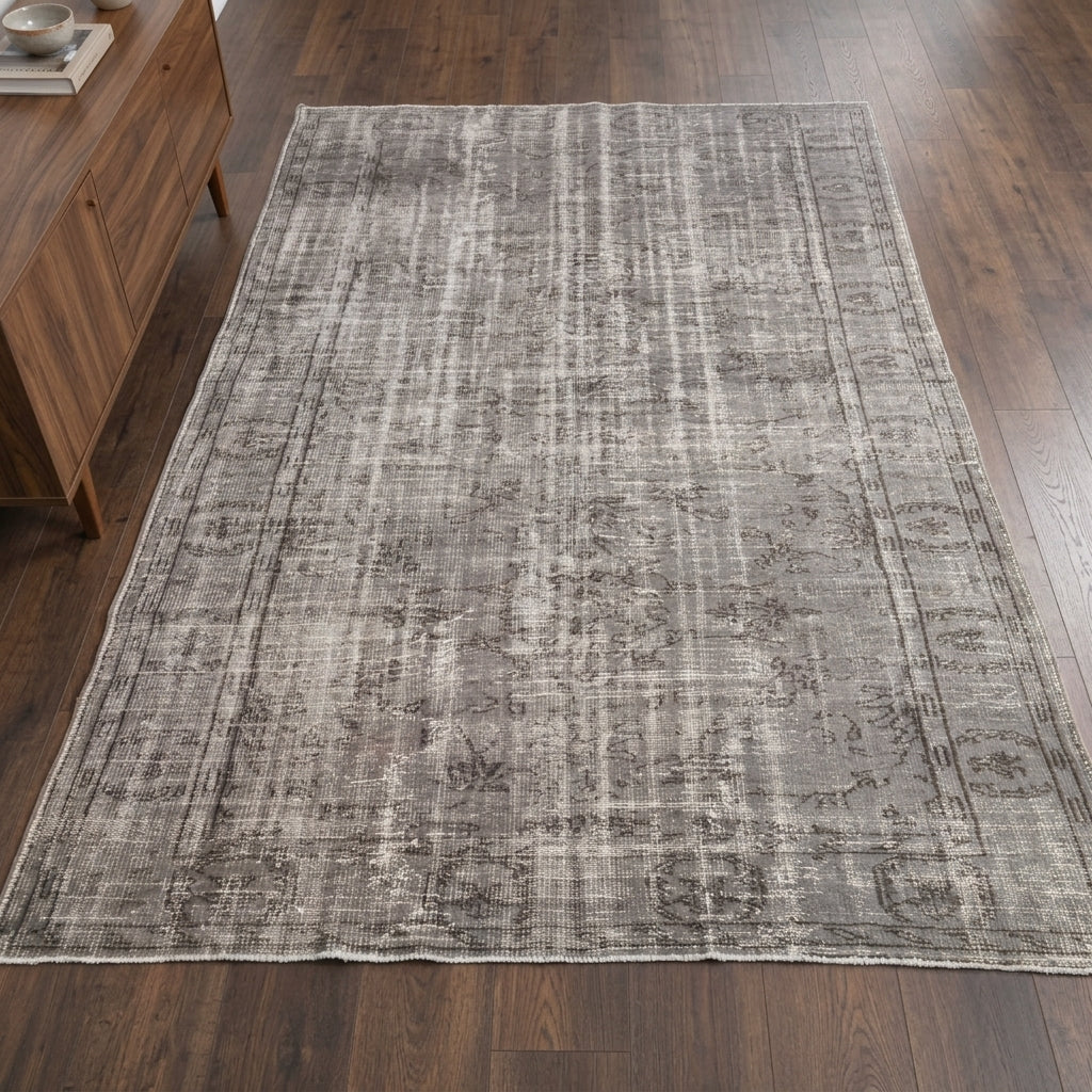 Solid pattern on the Yesimlale distressed vintage area rug – handmade in Anatolia, Turkey