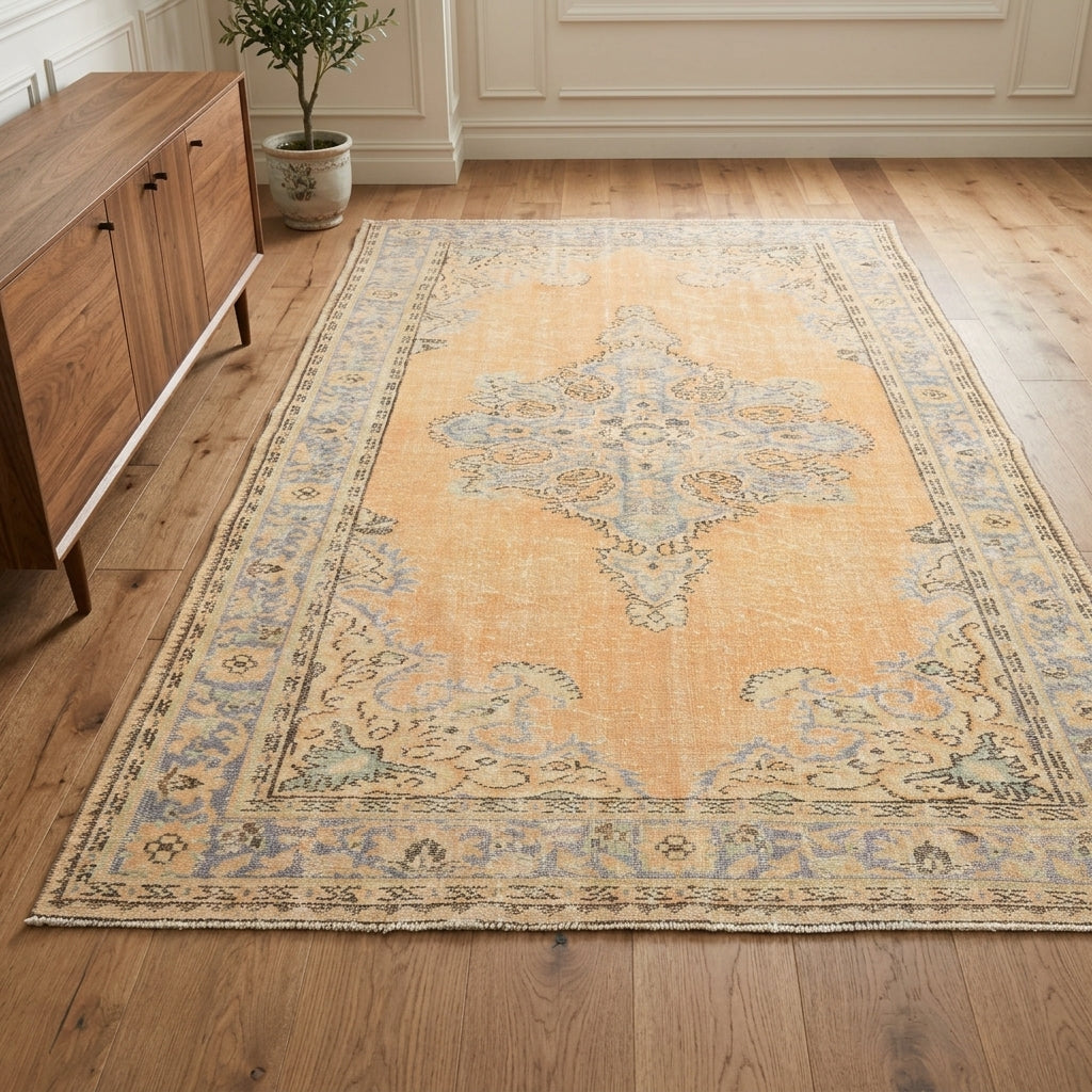 Oriental pattern on the Bulutan vintage area rug – handmade in Anatolia, Turkey
