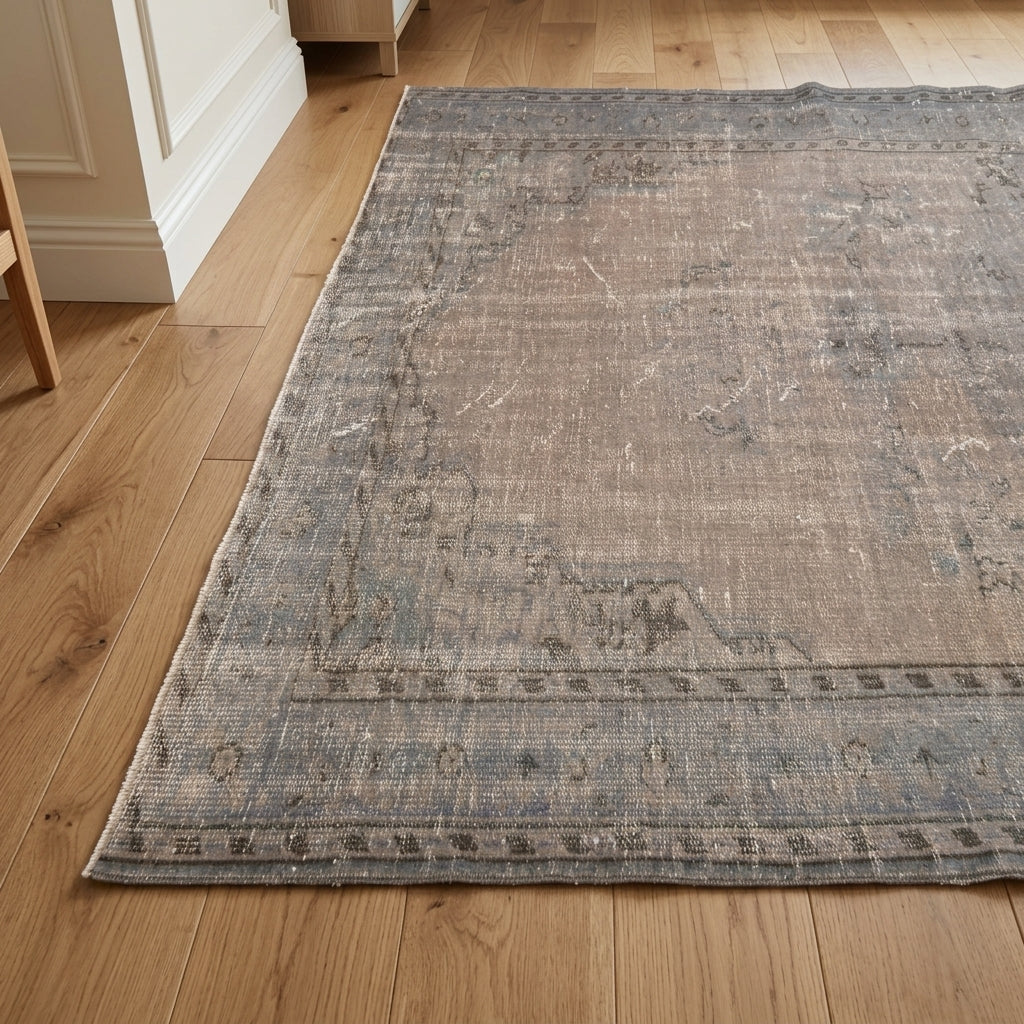 Oriental pattern on the Charitorhoe vintage area rug – handmade in Anatolia, Turkey