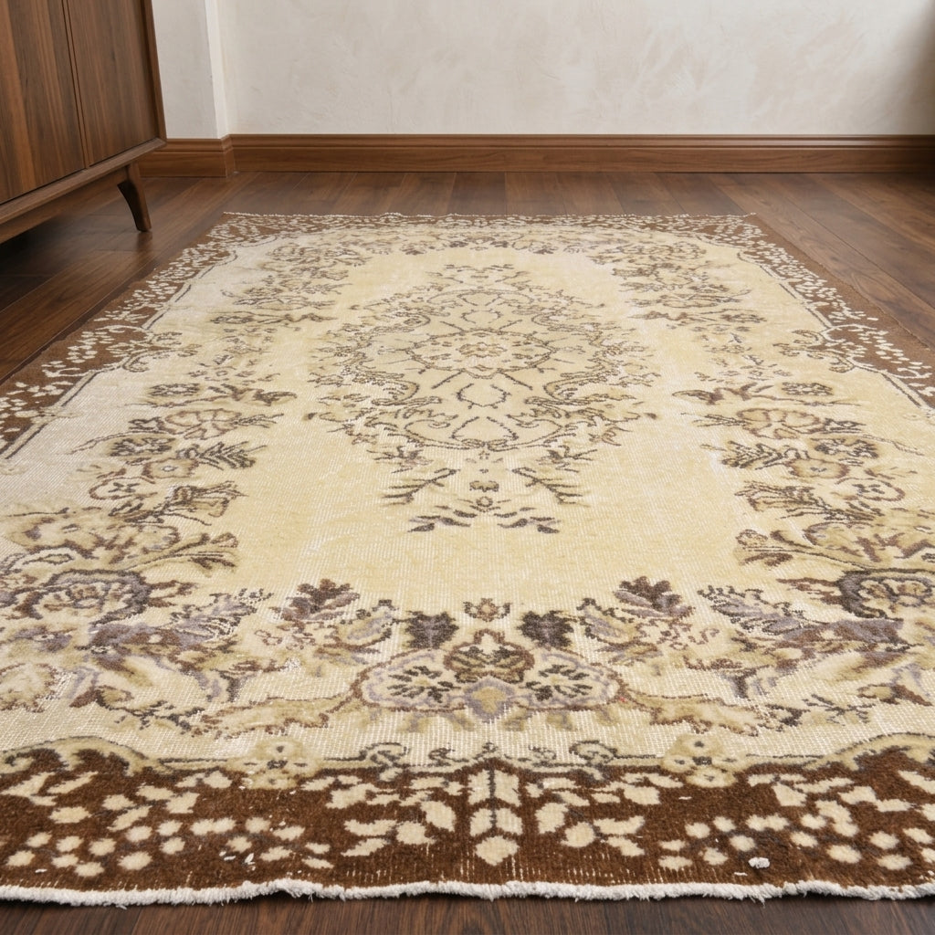 Oriental pattern on the Denizar vintage area rug – handmade in Anatolia, Turkey