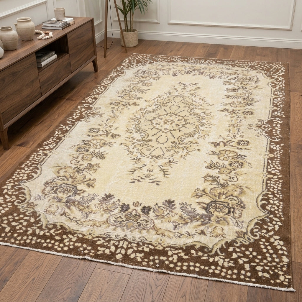 Oriental pattern on the Denizar vintage area rug – handmade in Anatolia, Turkey