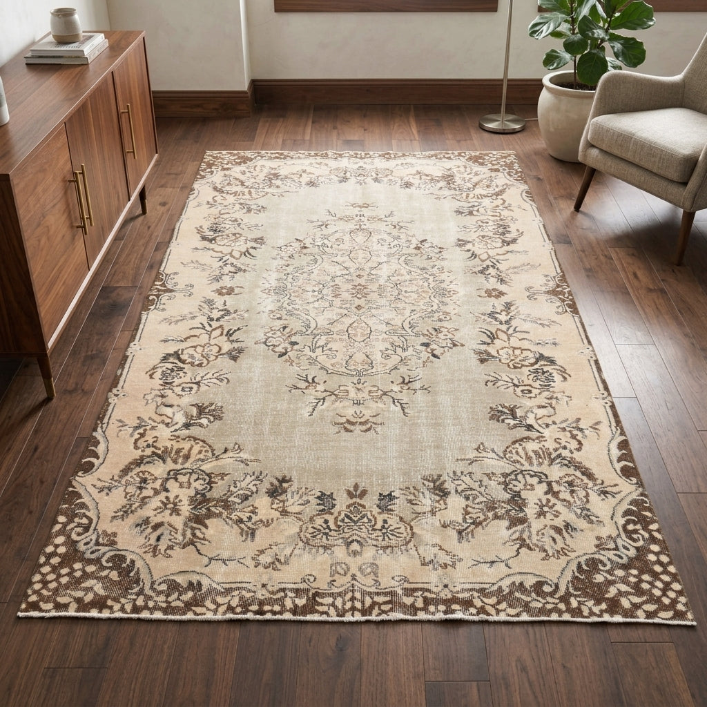 Oriental pattern on the Delphiphile vintage area rug – handmade in Anatolia, Turkey