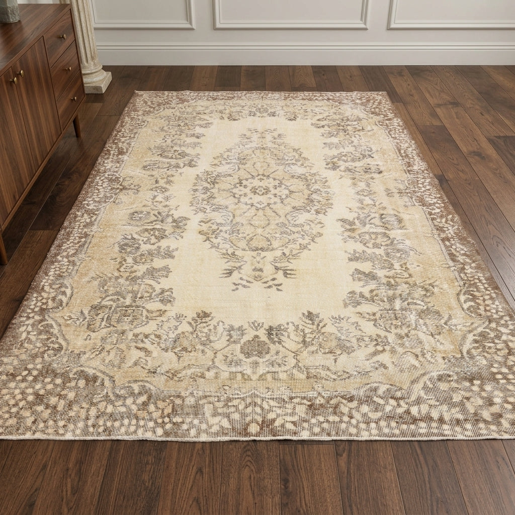 Oriental pattern on the Denizbahce vintage area rug – handmade in Anatolia, Turkey