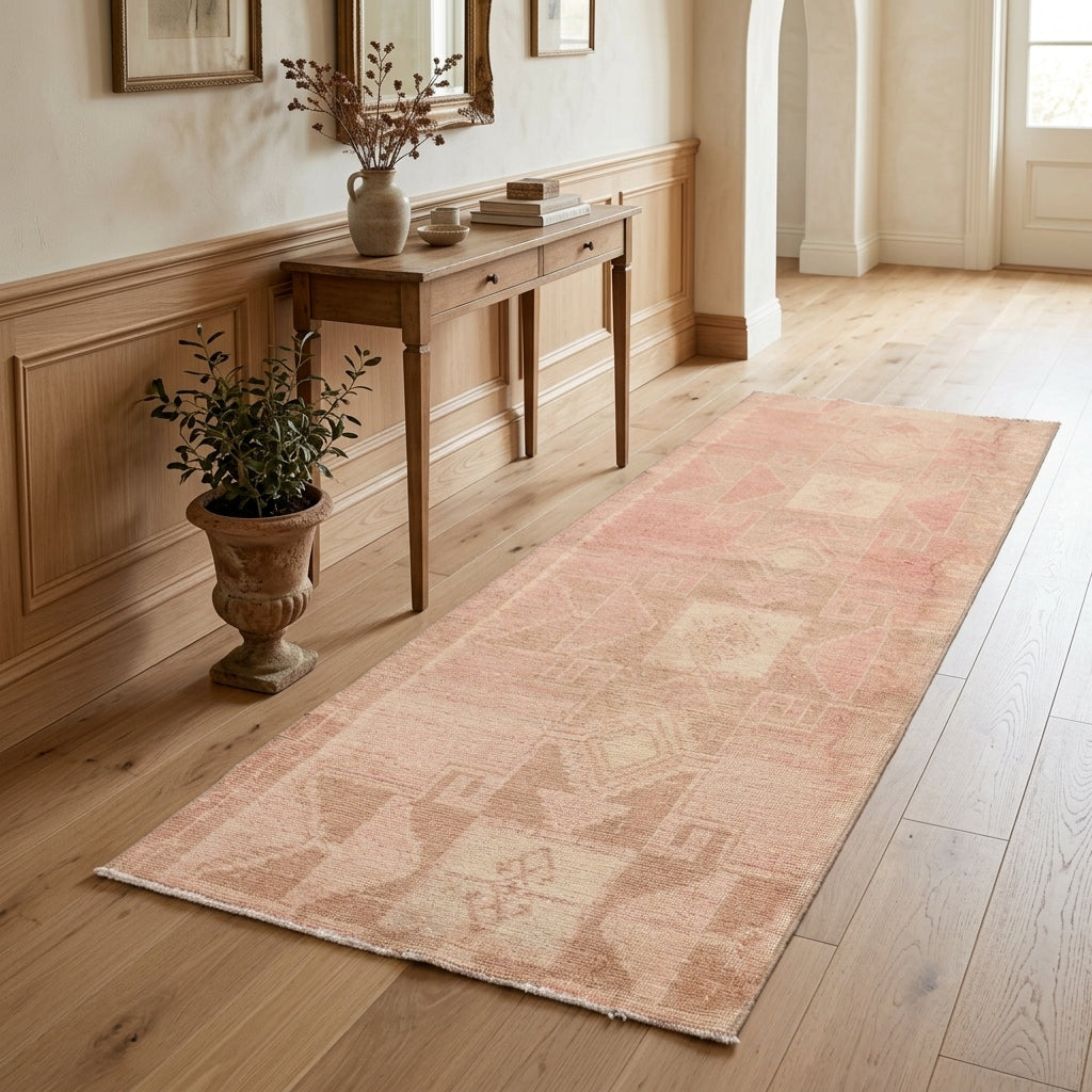 Oriental pattern on the Zuhregul vintage runner rug – handmade in Anatolia, Turkey