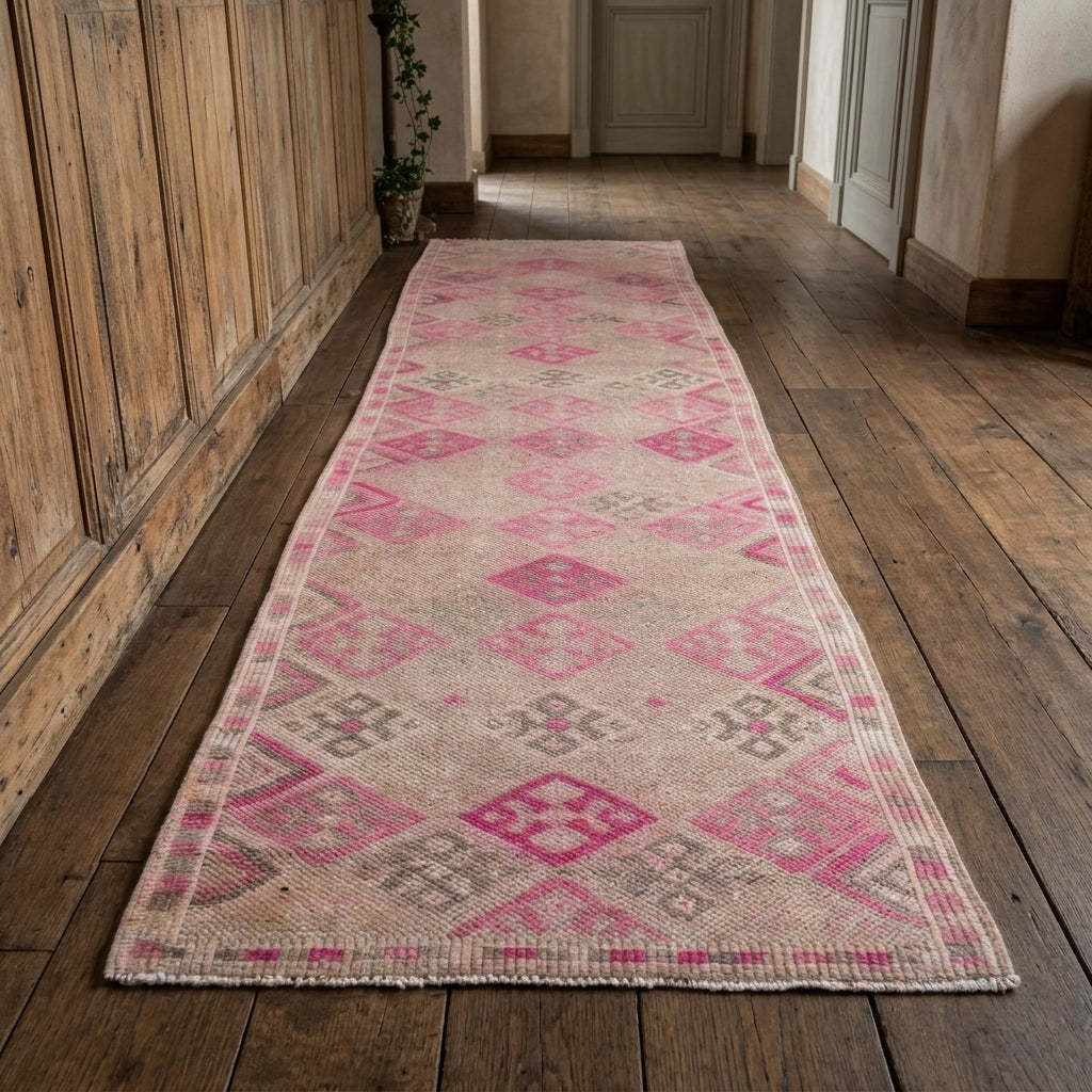 Ikat pattern on the Cilekgul vintage runner rug – handmade in Anatolia, Turkey