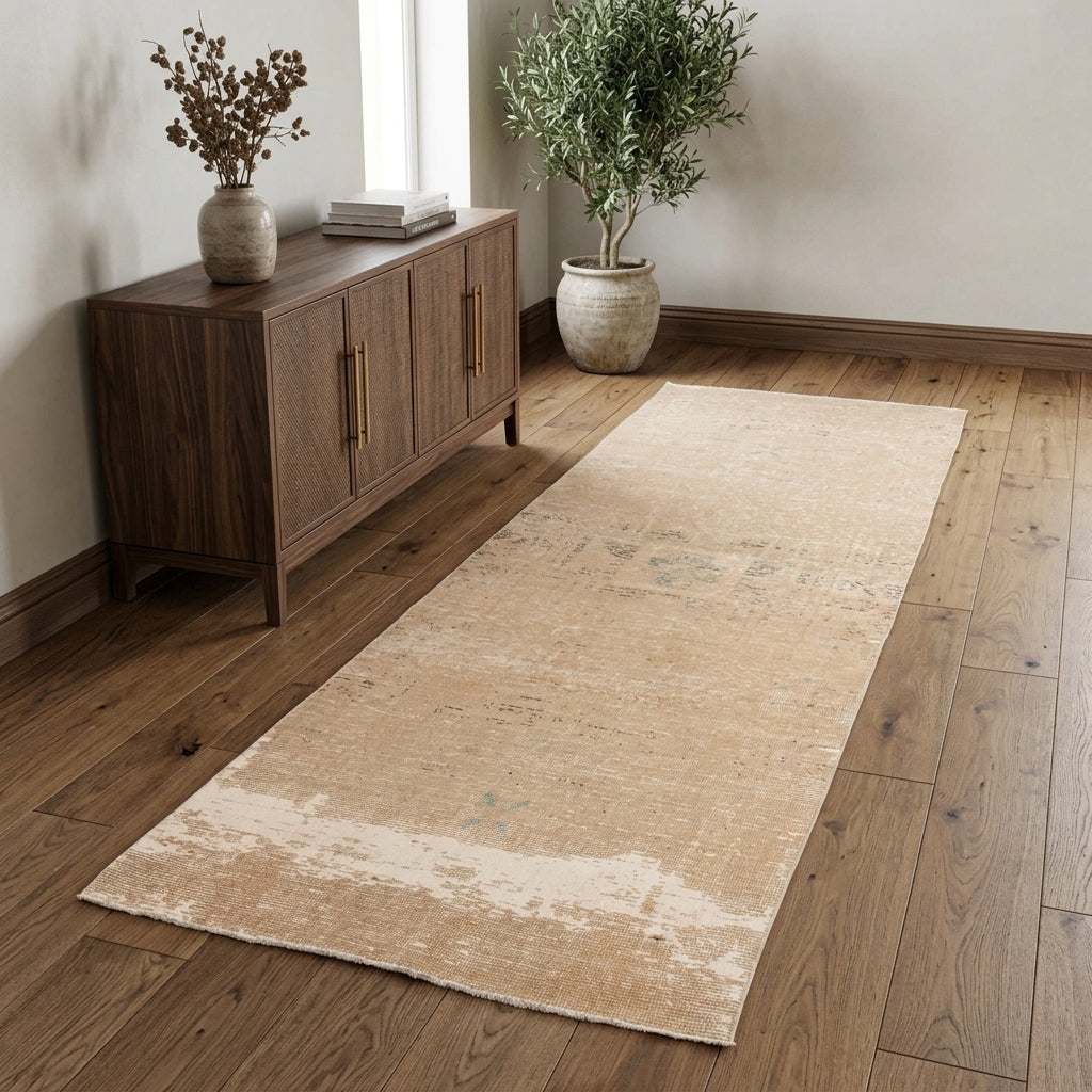 Oriental pattern on the Eirenephile vintage runner rug – handmade in Anatolia, Turkey
