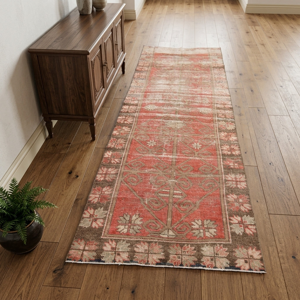 Tribal pattern on the Eleuthanthe vintage runner rug – handmade in Anatolia, Turkey