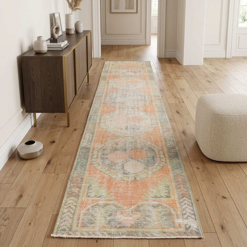 Oriental pattern on the Melisnihal vintage runner rug – handmade in Anatolia, Turkey