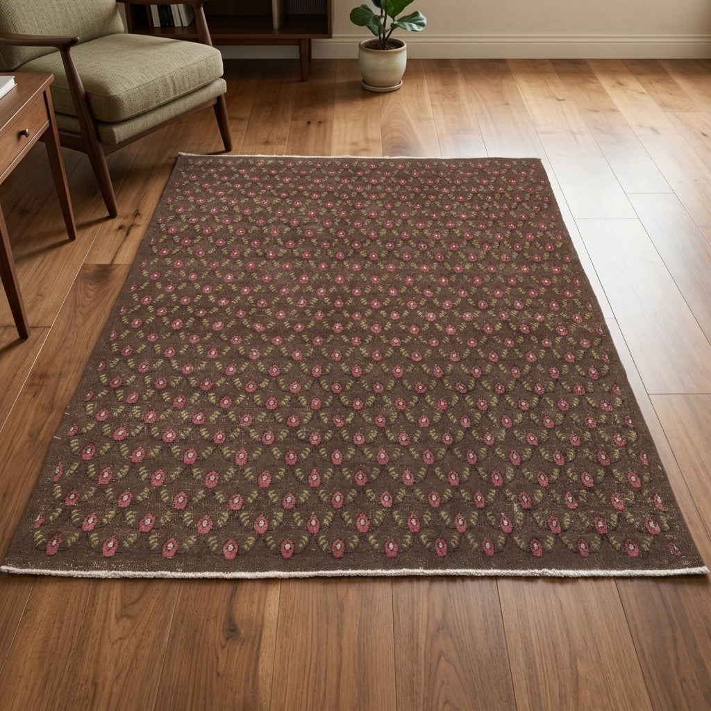 Ikat pattern on the Ihlamurdeniz vintage area rug – handmade in Anatolia, Turkey
