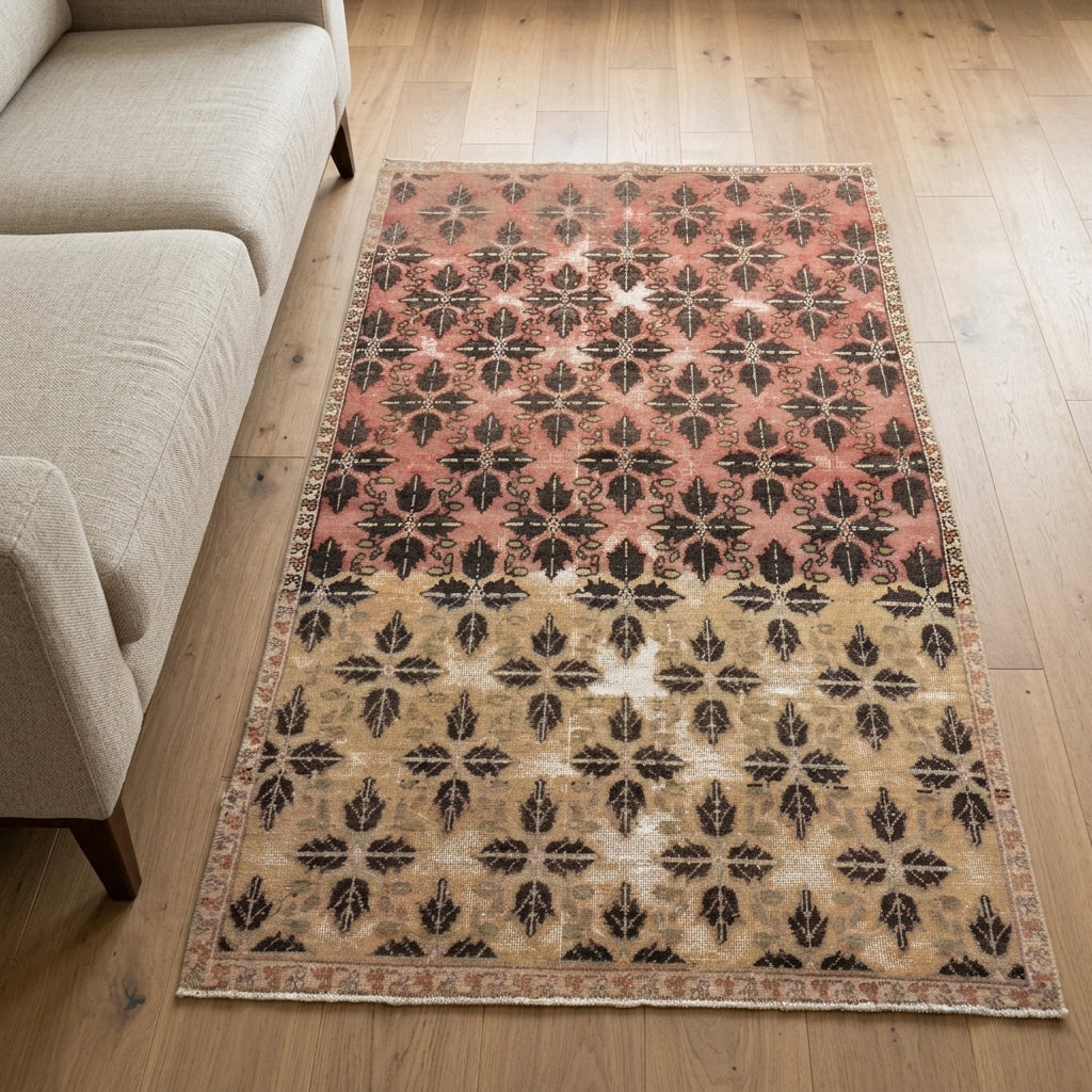 Floral pattern on the Polykrateia vintage area rug – handmade in Anatolia, Turkey