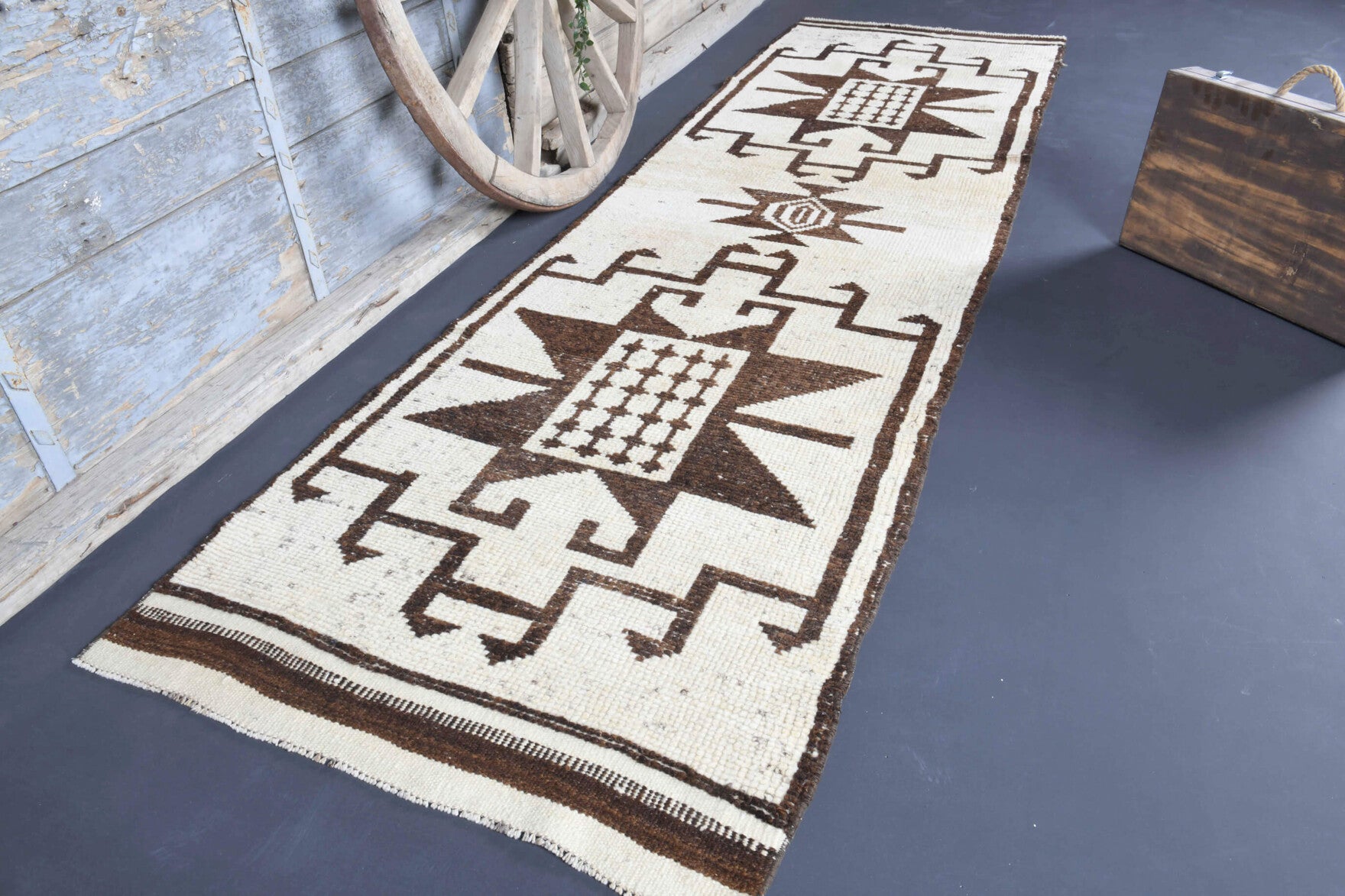 Tribal pattern on the Simgesever vintage runner rug – handmade in Anatolia, Turkey