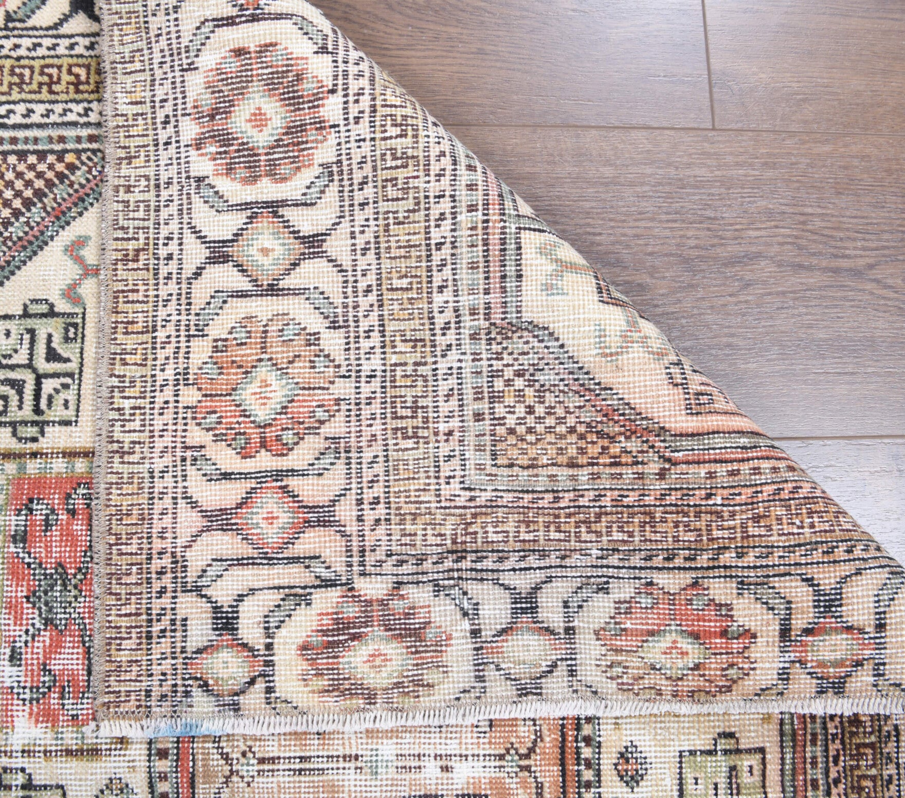 Ebrupezir rug: 1970s handmade Anatolian rug with oriental motifs and cotton backing